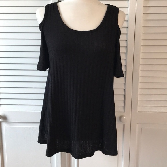 bobeau Tops - Bobeau Cold Shoulder Black Ribbed Top Size Small